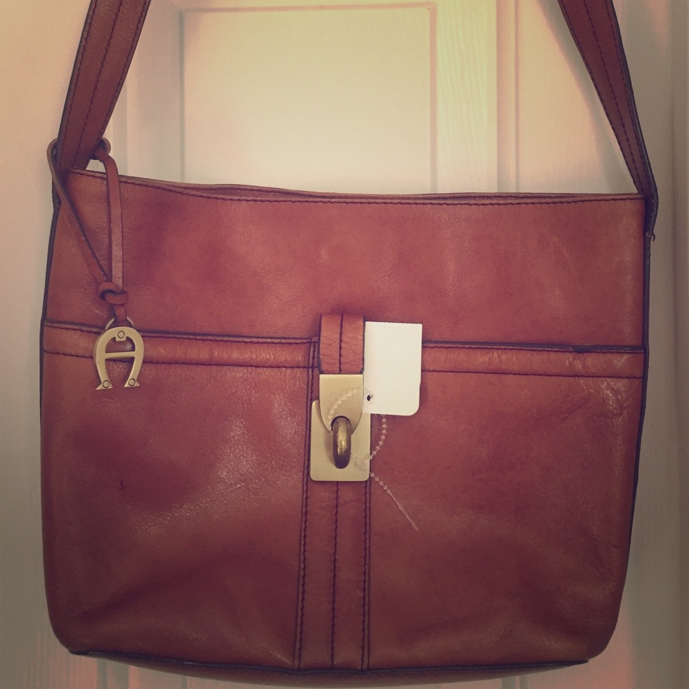 Vivid camel color flat leather shoulder bag 💋